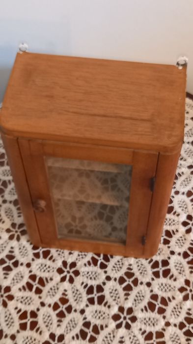 Vand dulăpior lemn,culoare natur,interior compartimentat,1 usa