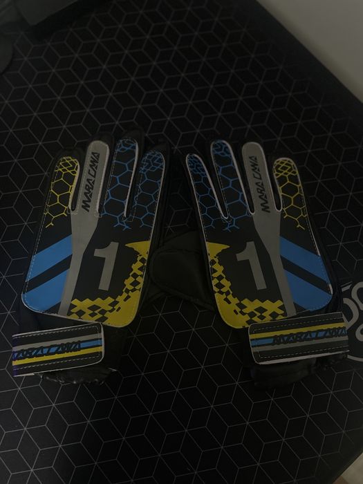 Vând mănuși fotbal