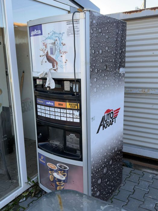 Vând Automat de Snacks-uri și Băuturi Reci