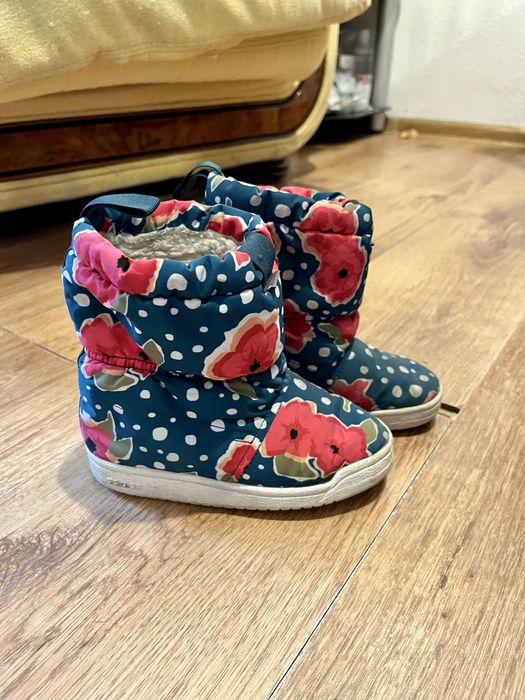 Зимни кецове и апрески Adidas за момиче