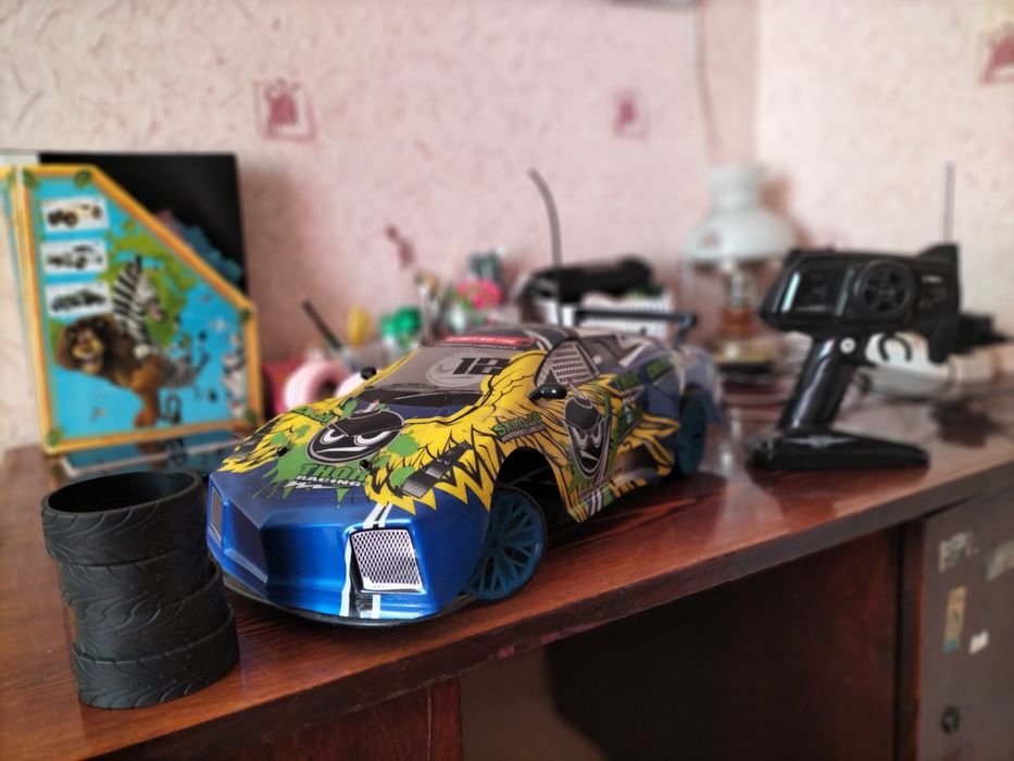 Машина с пультом управления.