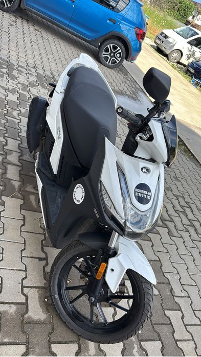 Scuter de inchiriat de  125cc kymco