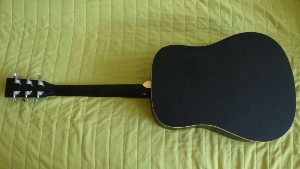 Продавам акустична китара