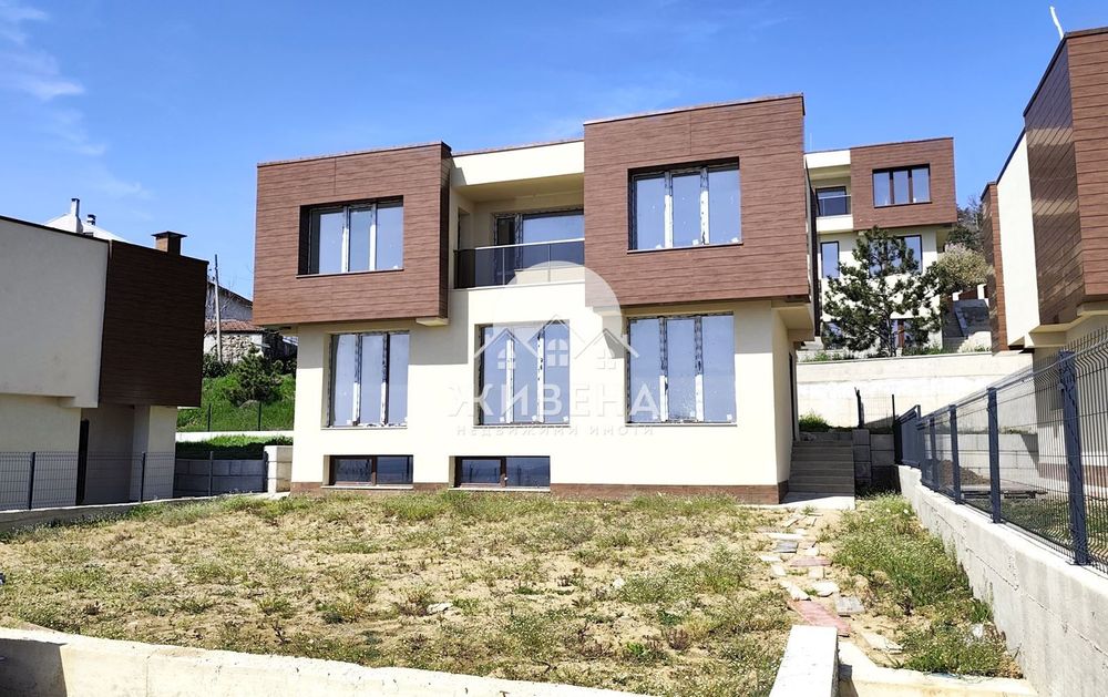 Нова триетажна къща, м-т Акчелар, РЗП: 240 кв.м, двор: 520 кв.м