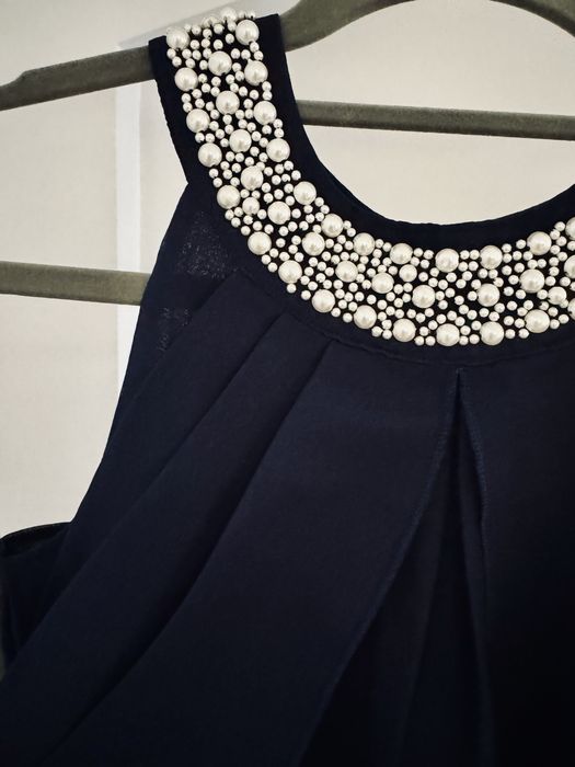 Bluza cu perlute in jurul gatului