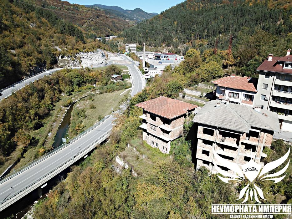 Нова къща с 388кв. РЗП и двор 600кв кв.Устово гр.Смолян