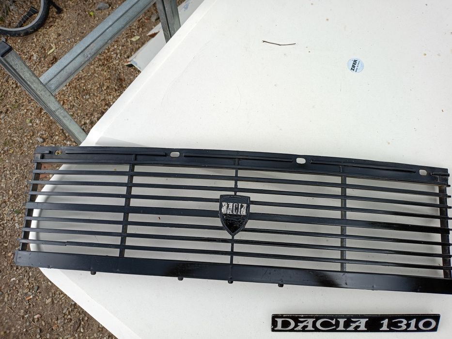 Vând grilă frontală Dacia 1300 și emblemâ Dacia 1310. 350 lei ambele