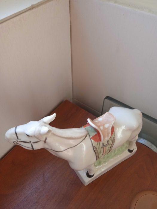 Много стара порцеланова статуетка кон