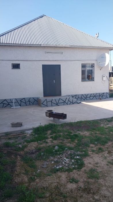 Қоршалған,  5 бөлмелі үй, есік алды стяжка, сарай бар,