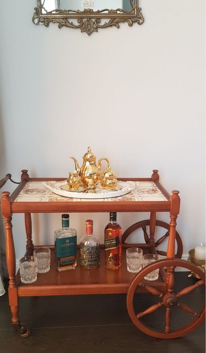 Gheridon vechi din lemn masiv