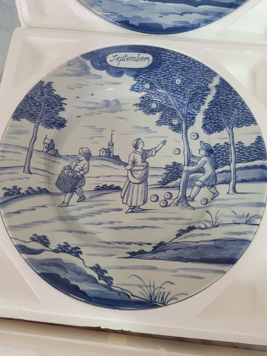 Колекционерски чинии Calendar Plate