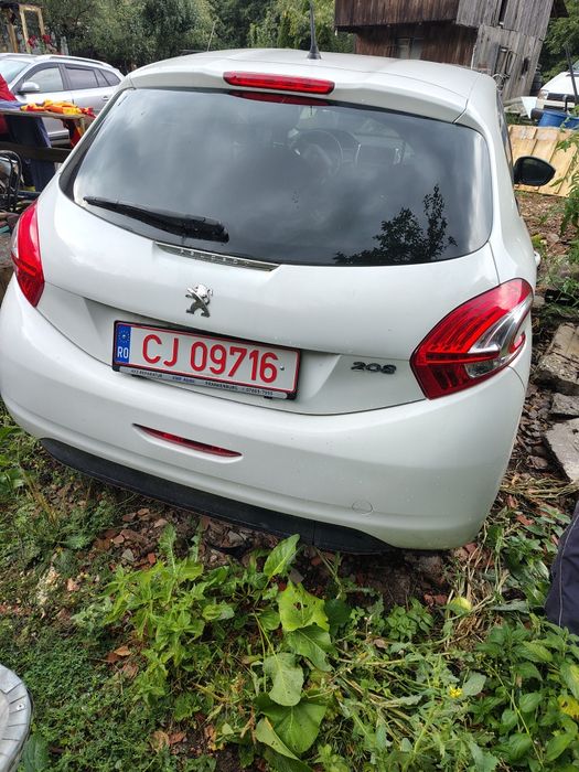 Vând Peugeot 208