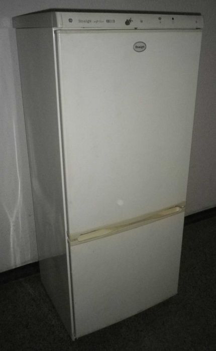 Продавам хладилник с фризер Snaige RF 270.2