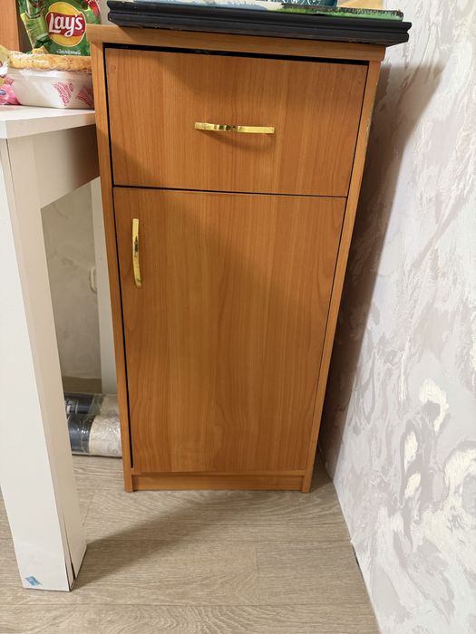 Продам:зеркало,тумба,вешалка.