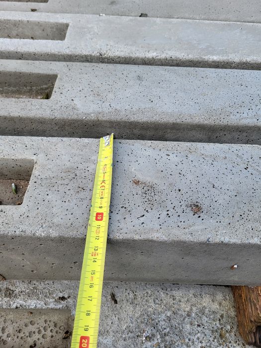 Vând stâlpi gard beton