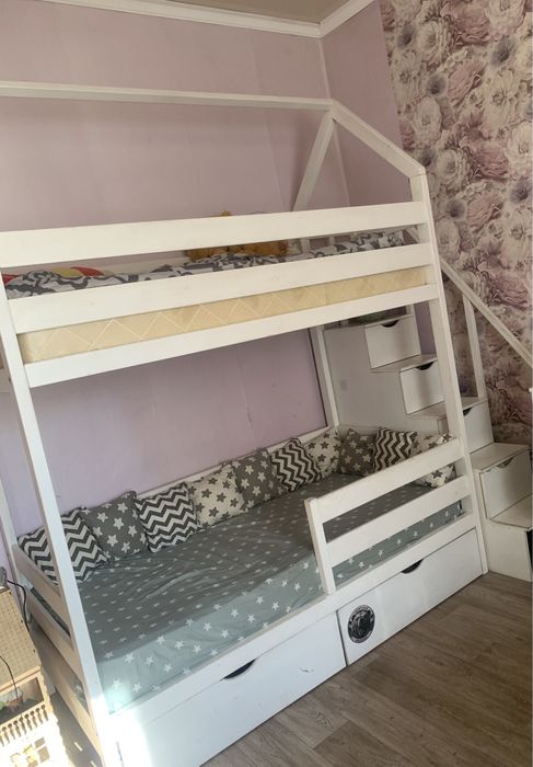 Продам кровать двухярусную