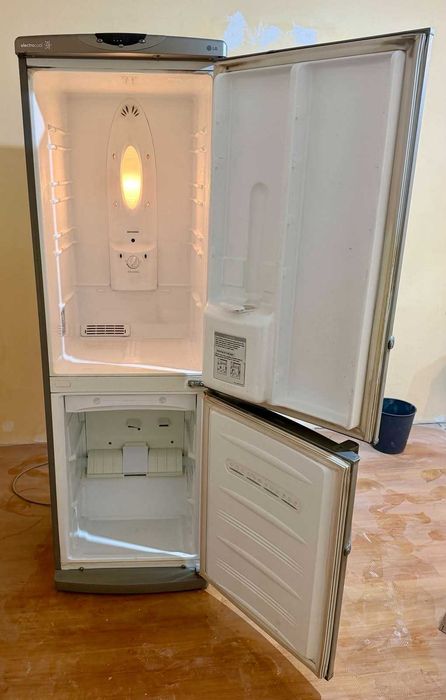 Продава се хладилник LG