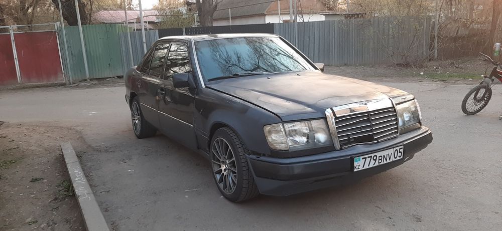 Машина Мерседес 124