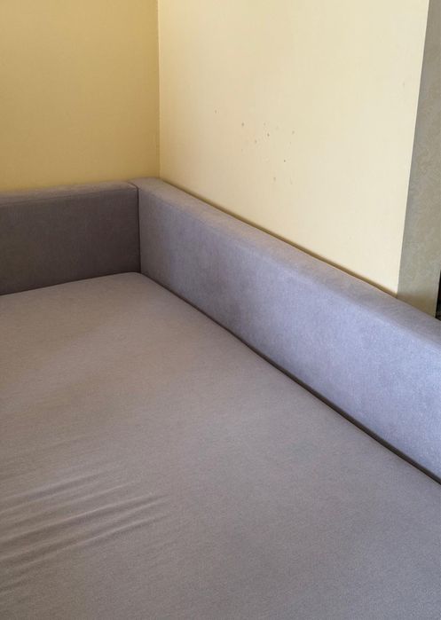 Vând pat de zi, ideal pentru dormit. Poate fi folosit ca și canapea .