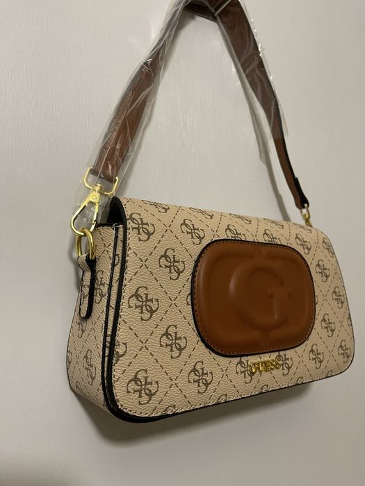 **НОВИ** Чанти Guess в 2 различни цвята с регулируеми дръжки