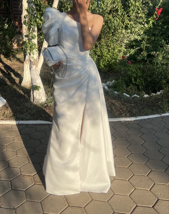 Элегантное белое платье