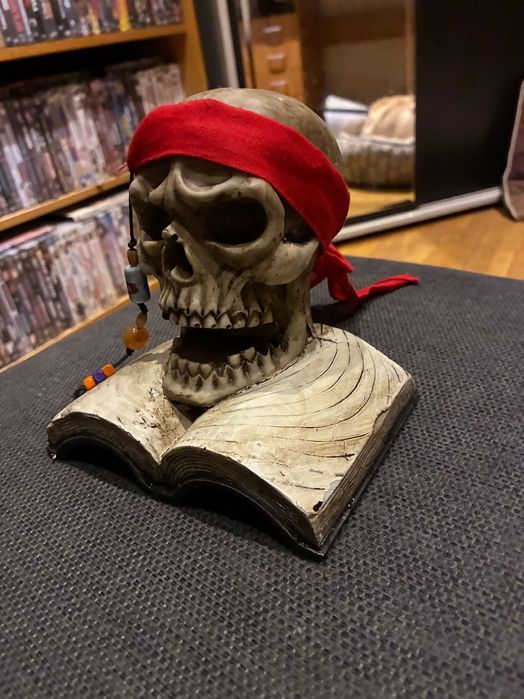 Карипски пирати статуетка на череп с два меча