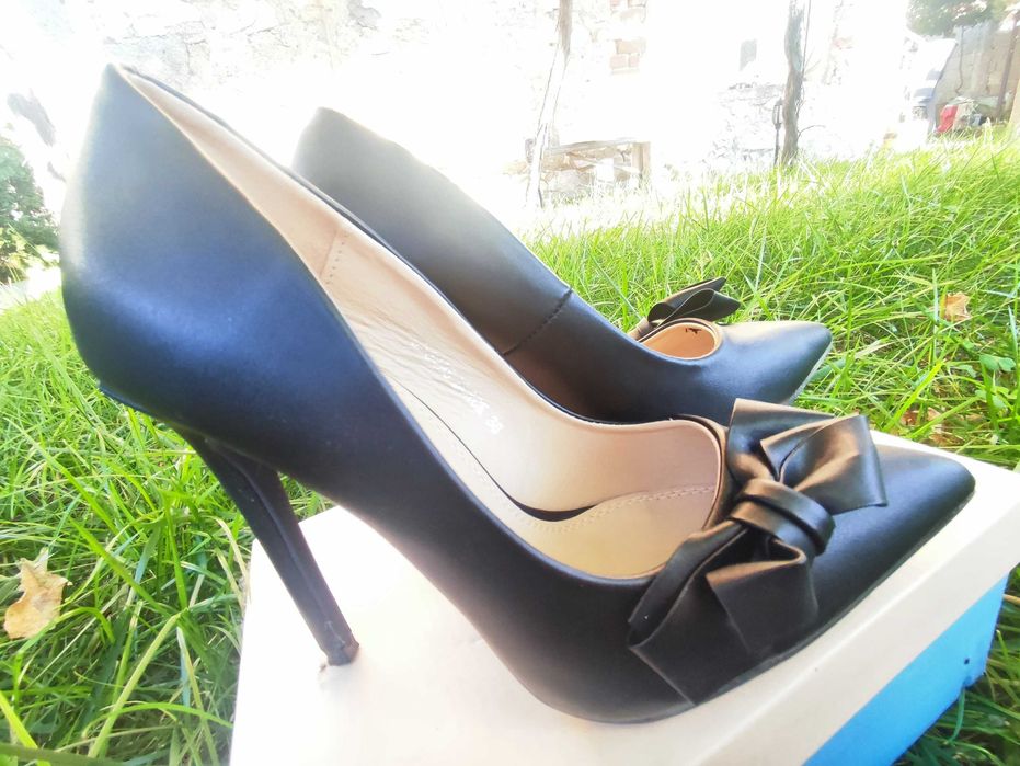 Черни кожени обувки с панделка