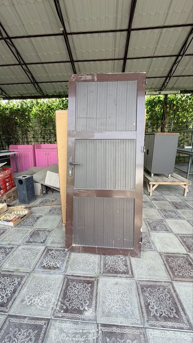 Пластиковая дверь