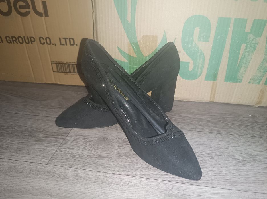 Ayollar oyoq kiyimlari