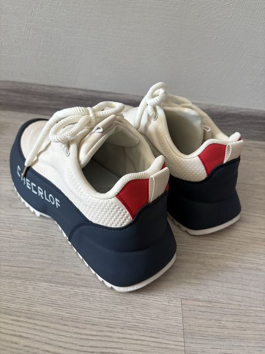 Кроссовки женские