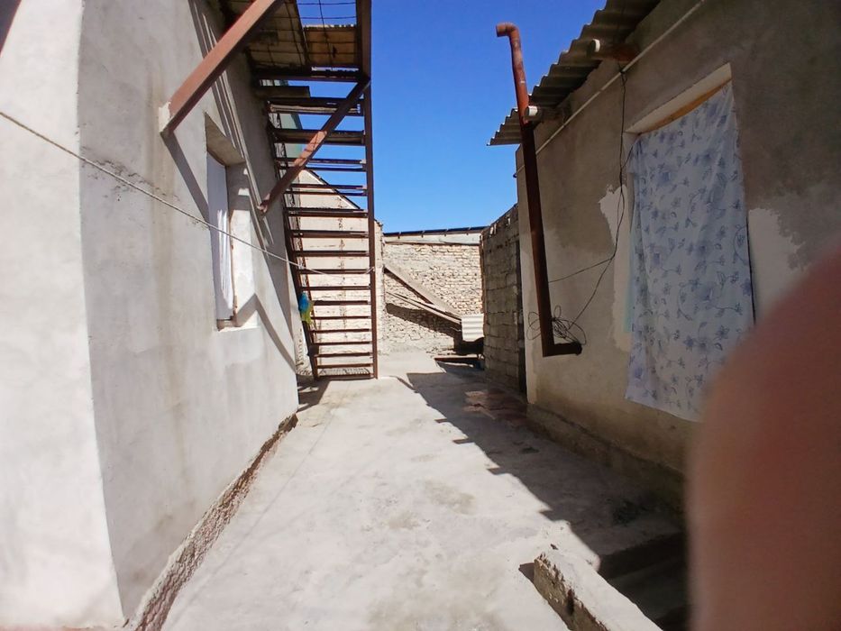 Hovli sotiladi. Продаётся участок