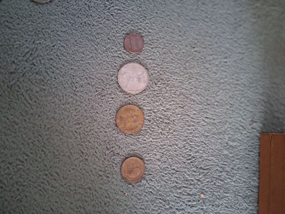 Vând bancnote și monede foarte vechi