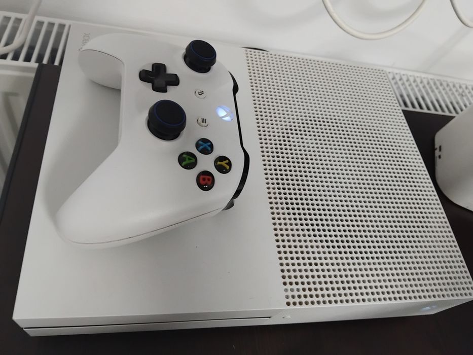 Vând  Xbox one S cu volan și FC 25