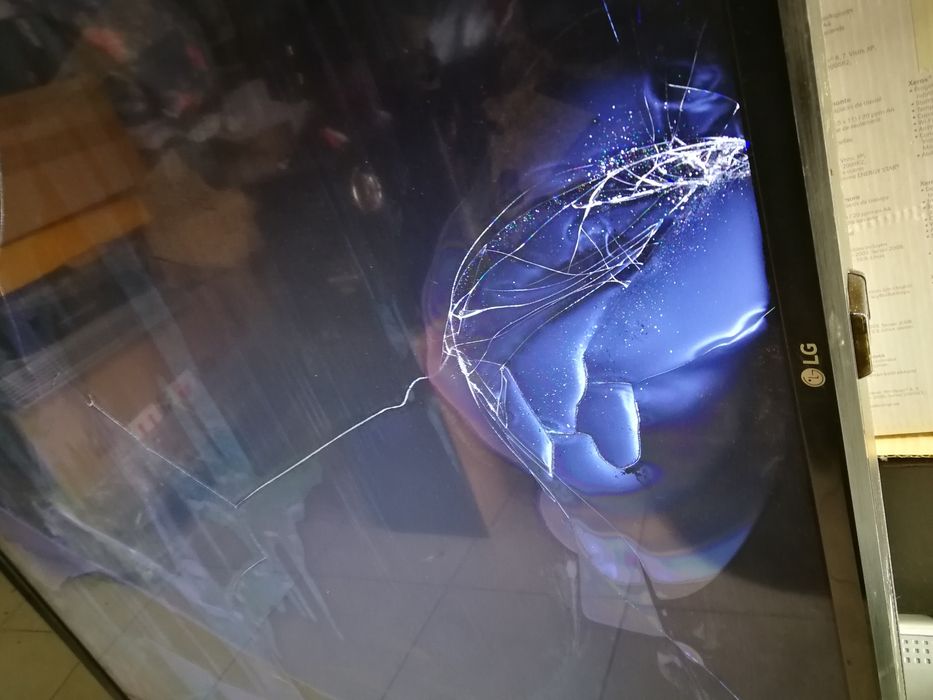 Продавам LG 55UK6300MLB работещ, за части.