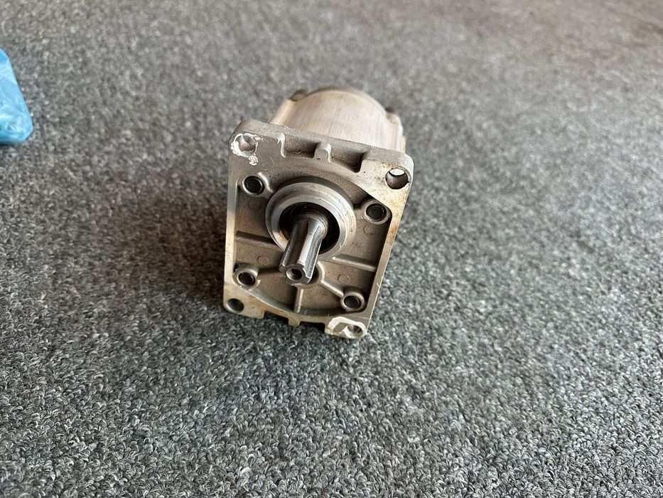 gidravlik nasos sotiladi