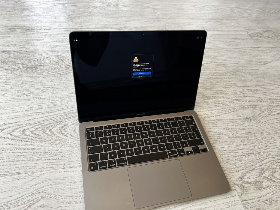 美品Mac book Air 2020 13.3 inch Apple MacBook Air 13″ 2020, M1 8 Cores, 8 GB, 7 core GPU, Silver