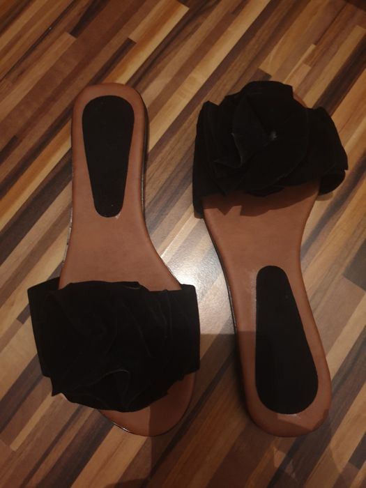 Vand papuci eleganți