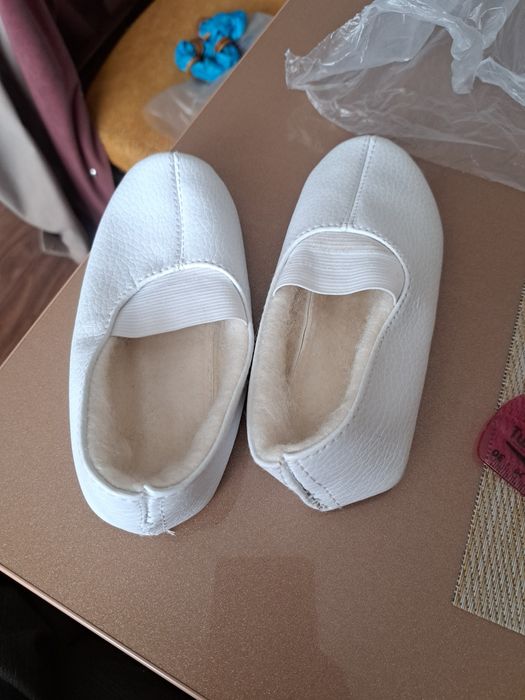 Чешки белого и чёрного  цвета