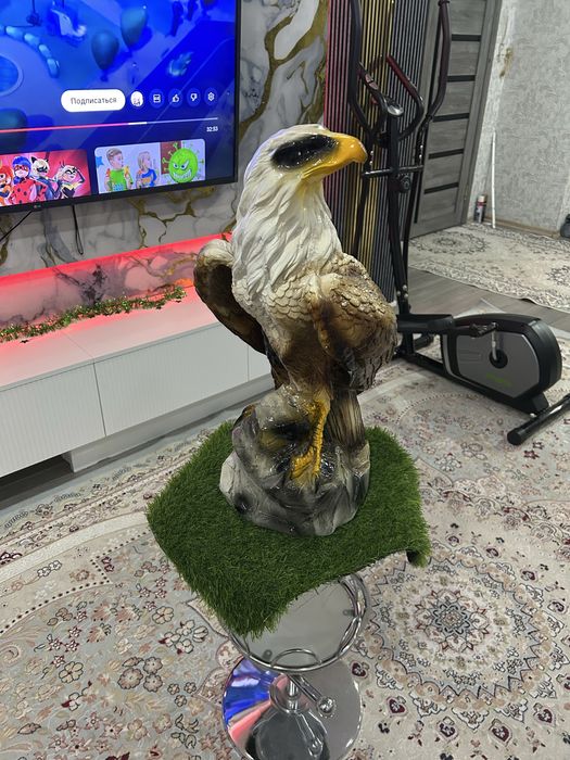 Продам сувенир беркута с подставкаий
