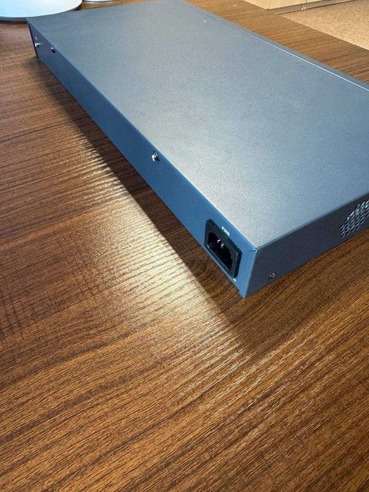 Switch PoE 16 porturi Gigabit + 2 uplink – Hikvision DS-3E1518P-EI