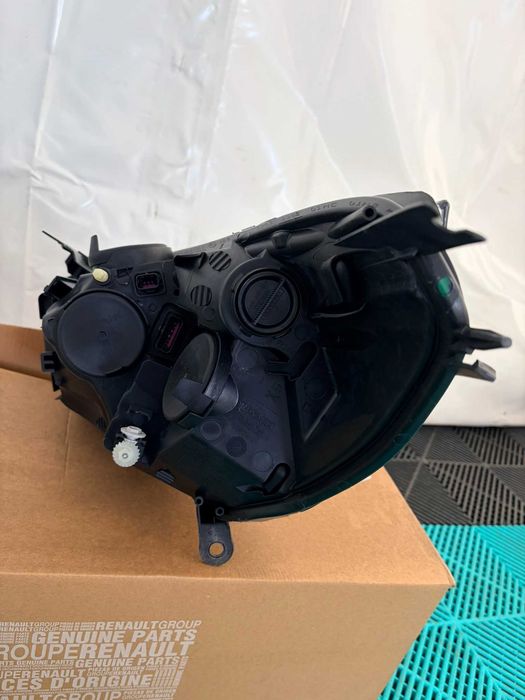 Far dreapta fata Renault Clio 4 2012-2016 nou original Renault