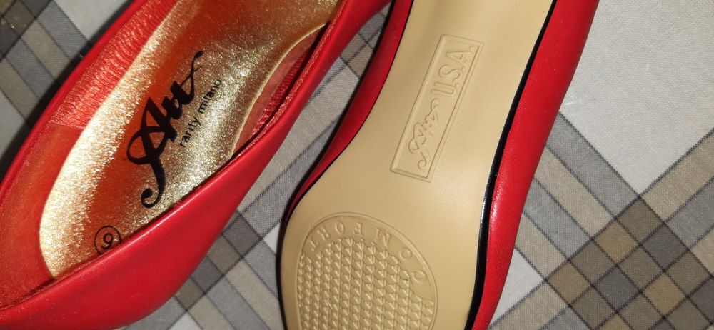 Туфли  женские  красные