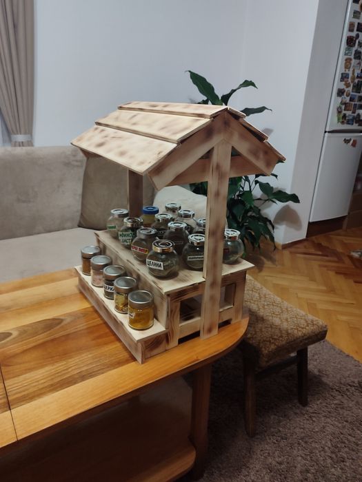 Сергия за поставяне на продукти или бурканчета за подправки