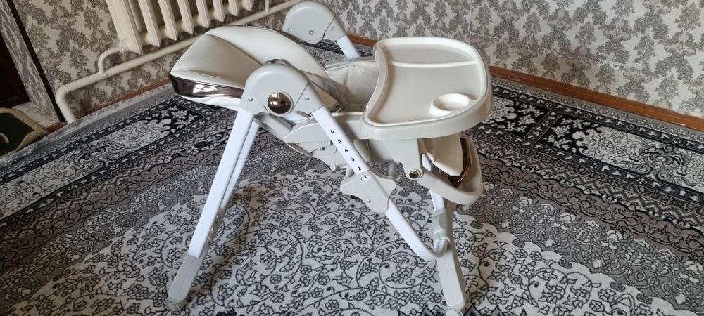 Детская стульчик для кормления.