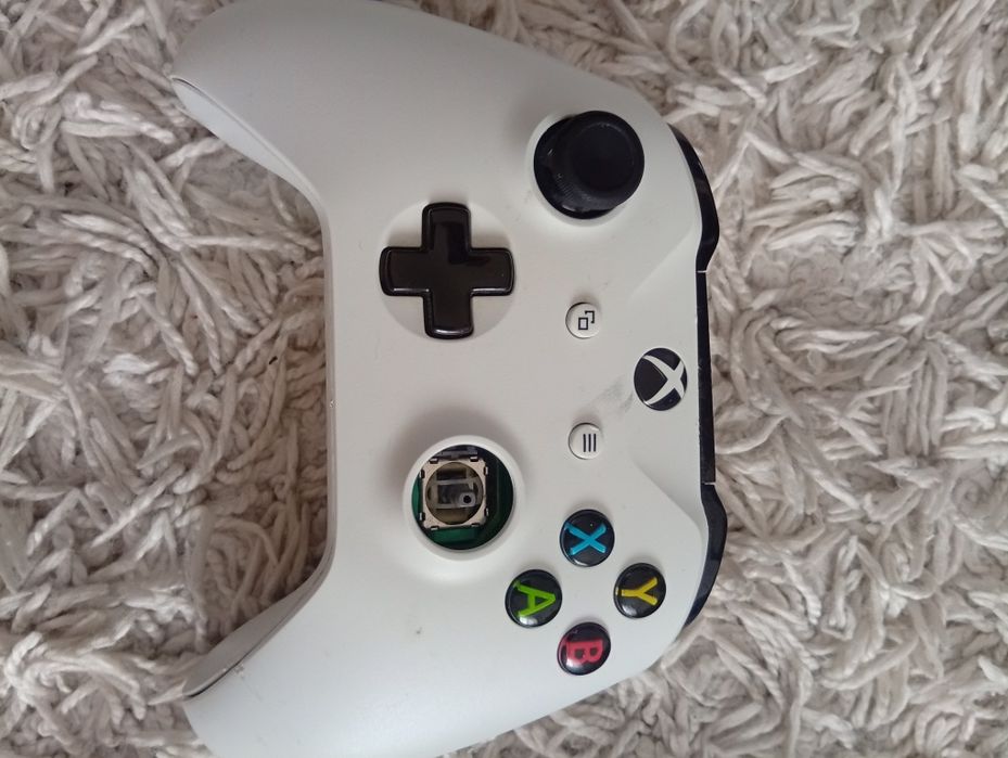 Trei controlăre la schimb pe unul funcțional de xbox