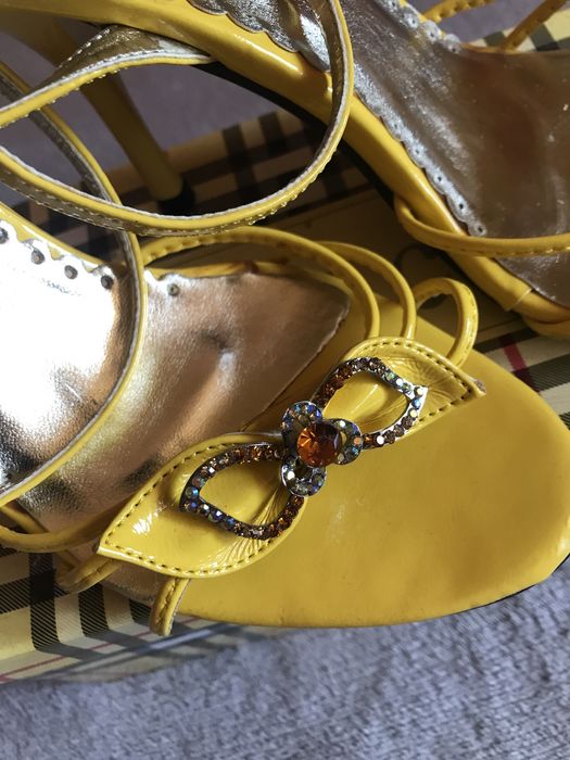 Жълти обувки с токче