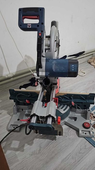 Пила торцовочная Bosch