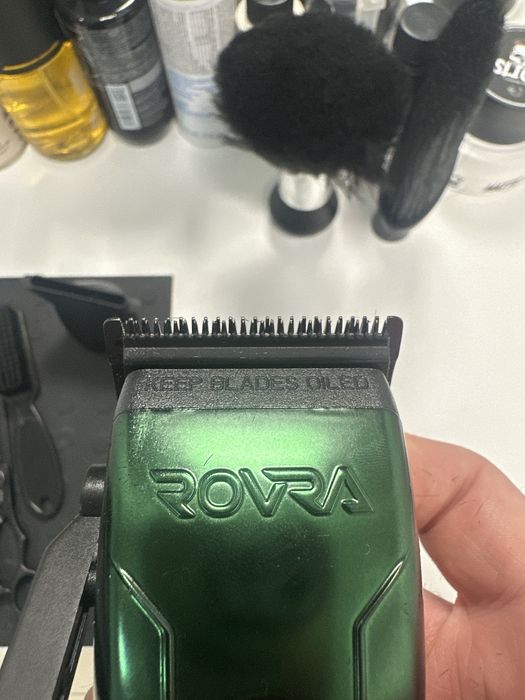 Vand Rovra Voron impreuna cu un trimmer babyliss cu lame noi pe el