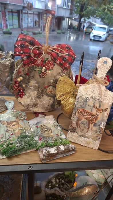 Коледни декорации и подаръци