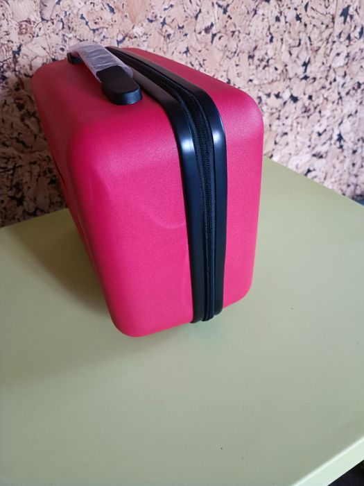 Чемодан красный и зеленый  новый